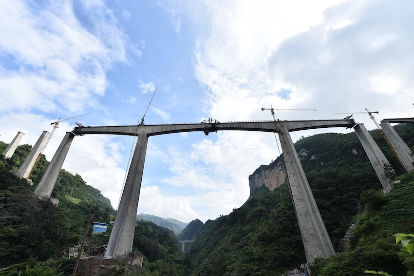 冯家寨特大桥7号桥墩墩高达129米，是全线最高墩。蜀道集团供图