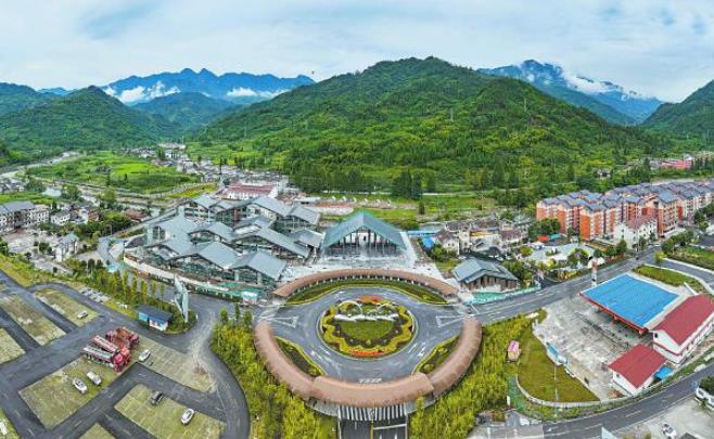 在这里，国家公园入口社区正在崛起