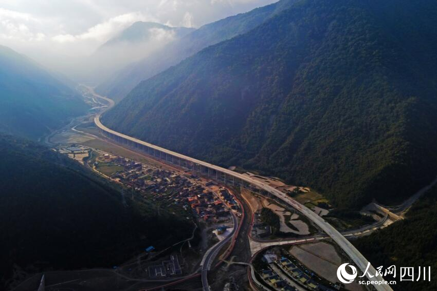 加快建设中的川西高原“天路” 九绵高速厄哩村