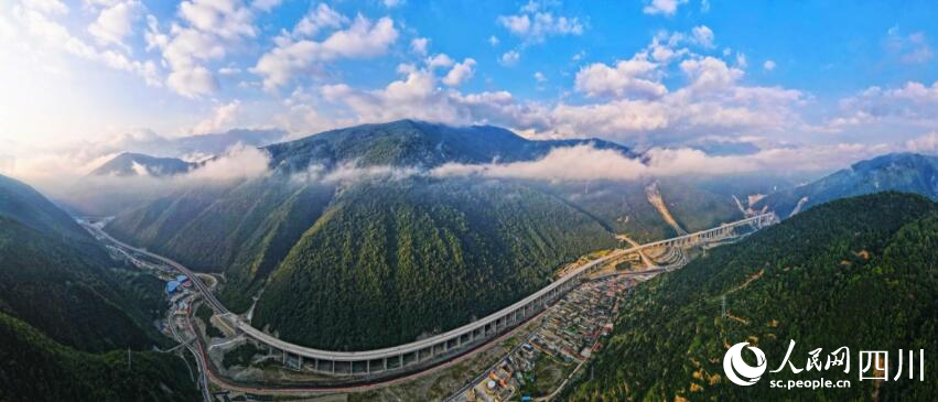 九绵高速公路。李荣胜摄