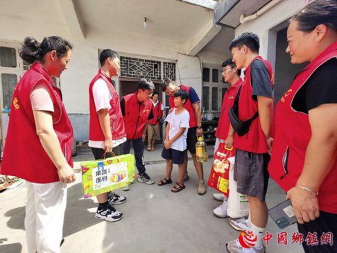 大学生志愿者心系贫困小学生