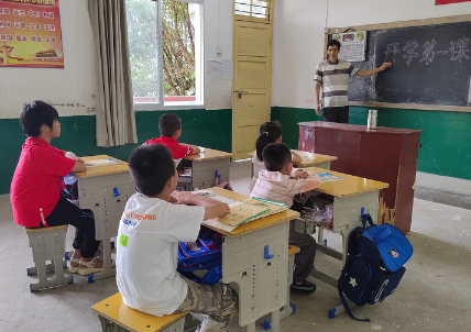 在教书育人工作中不断创造新业绩