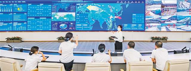 9月5日，果园港国家物流枢纽，多式联运智慧运营中心的大屏上显示着果园港全域重要场所运行情况。
