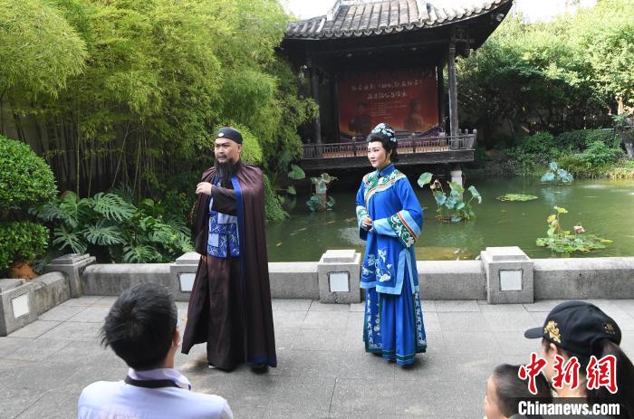 北京曲剧《林则徐在北京》福建站公益演出在福州市林则徐纪念馆上演，吸引观众观看。　记者刘可耕摄