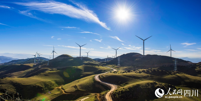 会东被誉为“攀西资源聚宝盆”,清洁能源富集,图为拉马乡鲁南山风电场。李益民摄
