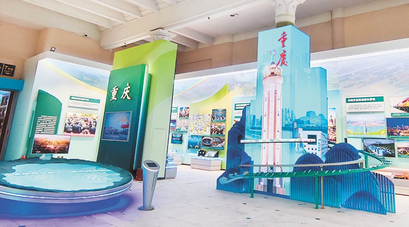 9月27日,北京展览馆,“奋进新时代”主题成就展现场的重庆单元。曹清尧 摄