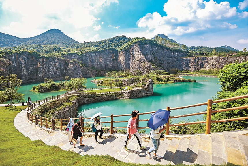 渝北铜锣山矿山公园，峭壁悬崖下，湖水湛蓝，吸引了不少游客前往游玩。首席记者 龙帆 摄/视觉重庆