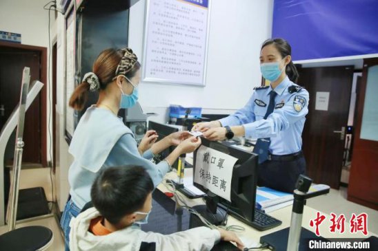 重庆开通外地户籍居民首次办理身份证“跨省通