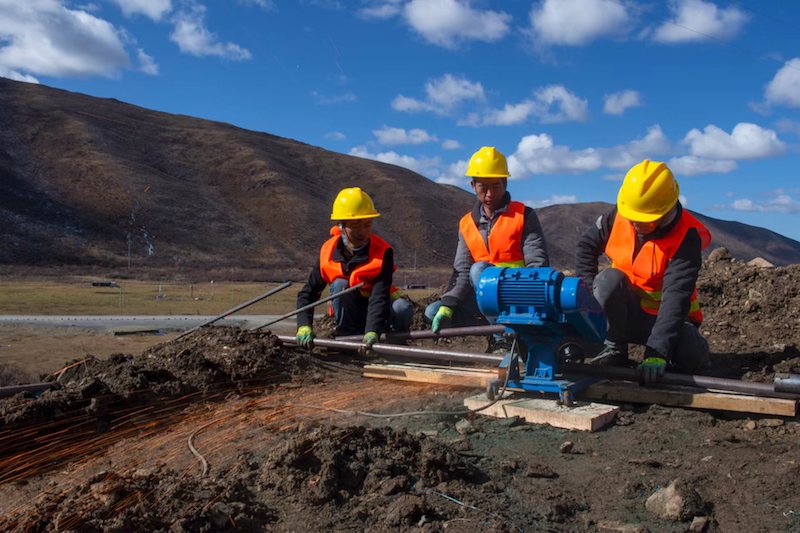 工人们在高原作业。成兰公司供图