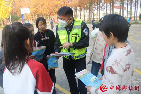 民警走进校园送平安