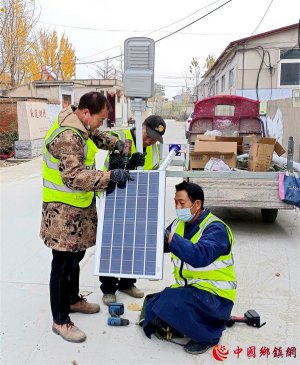 省派第一书记“百盏路灯”照亮村民春节回家路