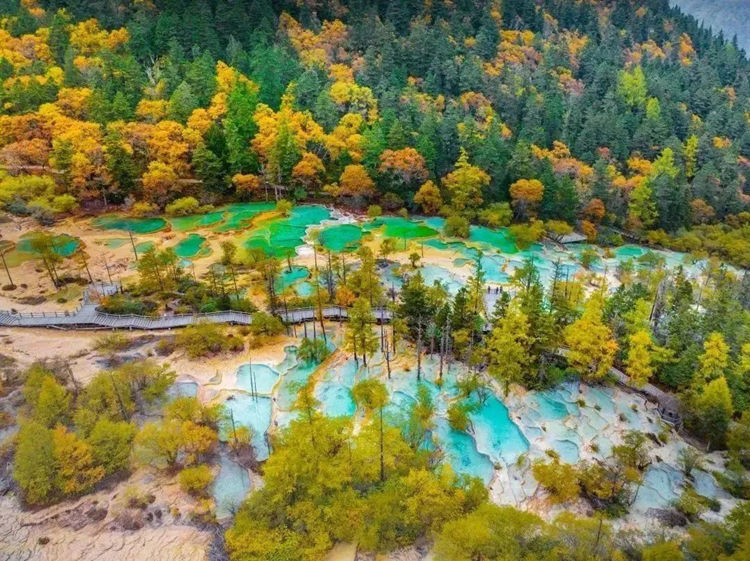 夏秋争艳彩池。黄管局供图