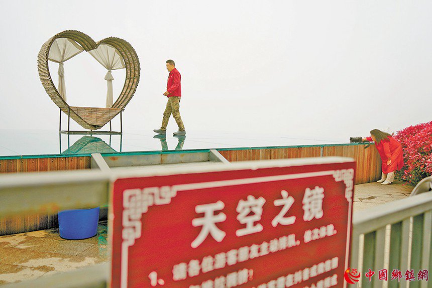 3月29日,巴南区南彭街道水竹村南湖多彩植物园,市民在网红拍照点“天空之镜”打卡。