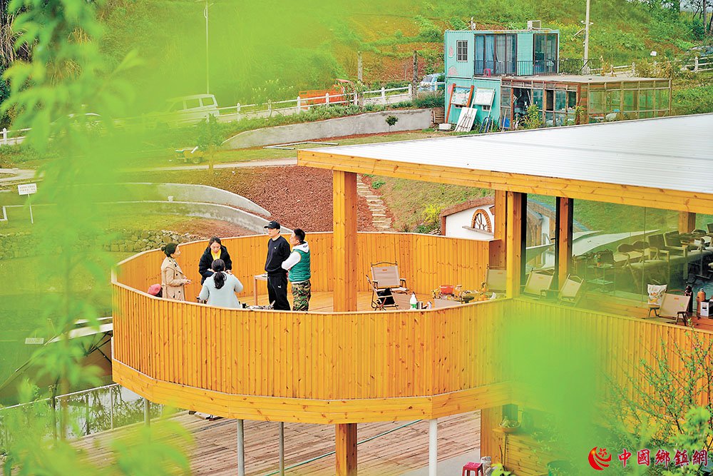 3月30日,渝北区木耳镇农小李生态农场,游客在游玩。