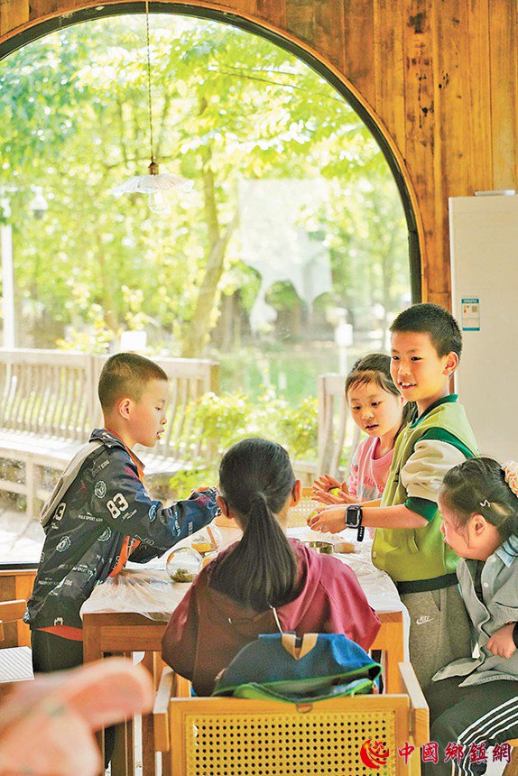 4月4日,沙坪坝区丰文街道三河村萤火谷农场,沙坪坝区育英小学学生在开展研学活动。
