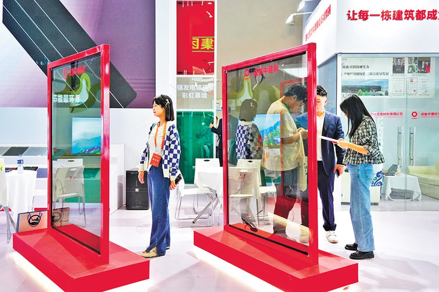 4月12日，重庆悦来国际会议中心，在碳博会主题展区，新型绿色建筑材料碲化镉发电玻璃吸引了市民前来参观。记者 刘旖旎 见习记者 尹诗语 摄/视觉重庆