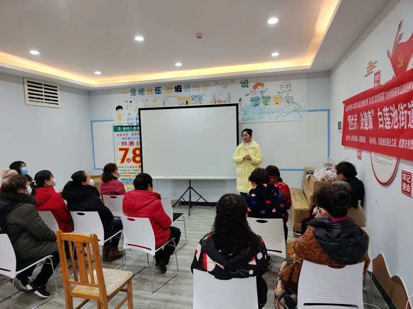 四川格瑞人康药房进社区开展健康科普讲座。受访者供图