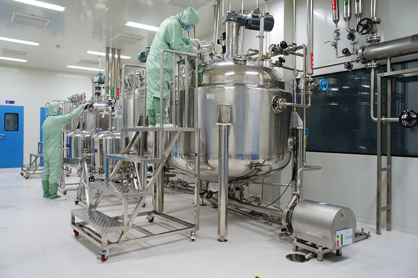 成一制药科研人员对研制药品的工艺参数和质量控制可靠性进行确认。受访者供图