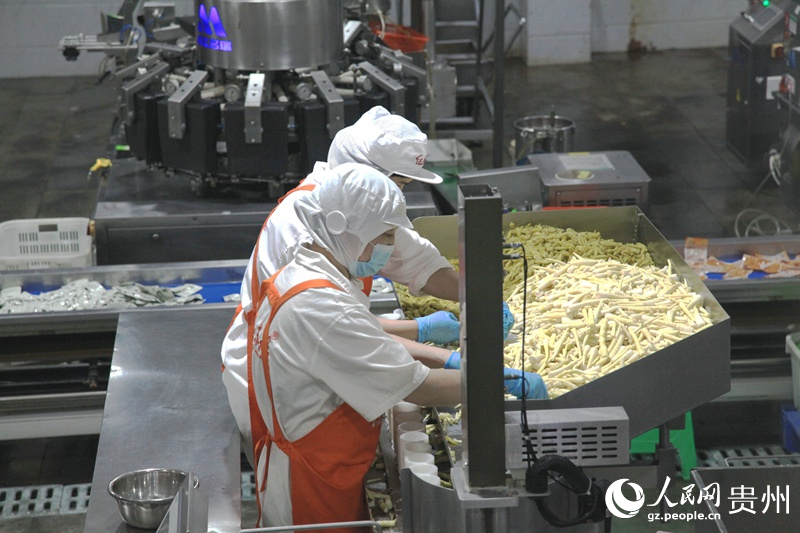 竹笋产品加工车间。人民网 龙章榆 摄