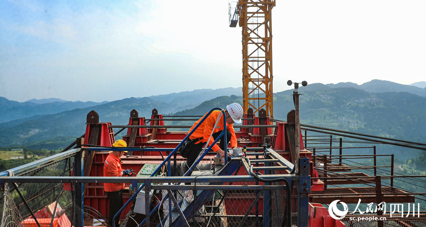 水落河特大桥建设现场一派忙碌。刘学懿摄