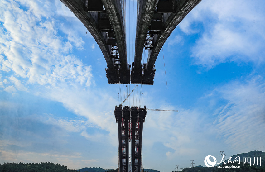 工人不分昼夜抢工期、抓进度。刘学懿摄