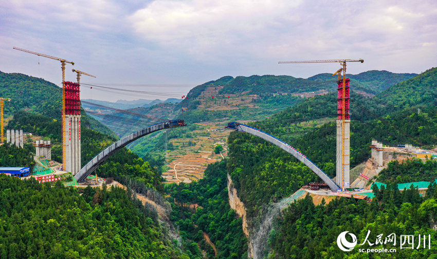 工人不分昼夜抢工期、抓进度。刘学懿摄