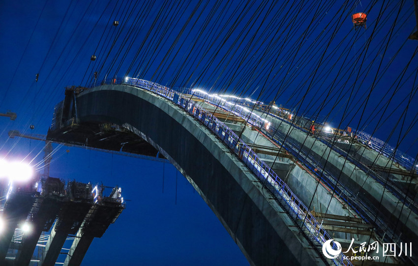 工人不分昼夜抢工期、抓进度。刘学懿摄