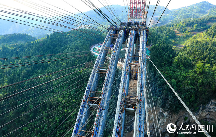 水落河特大桥建设现场一派忙碌。刘学懿摄