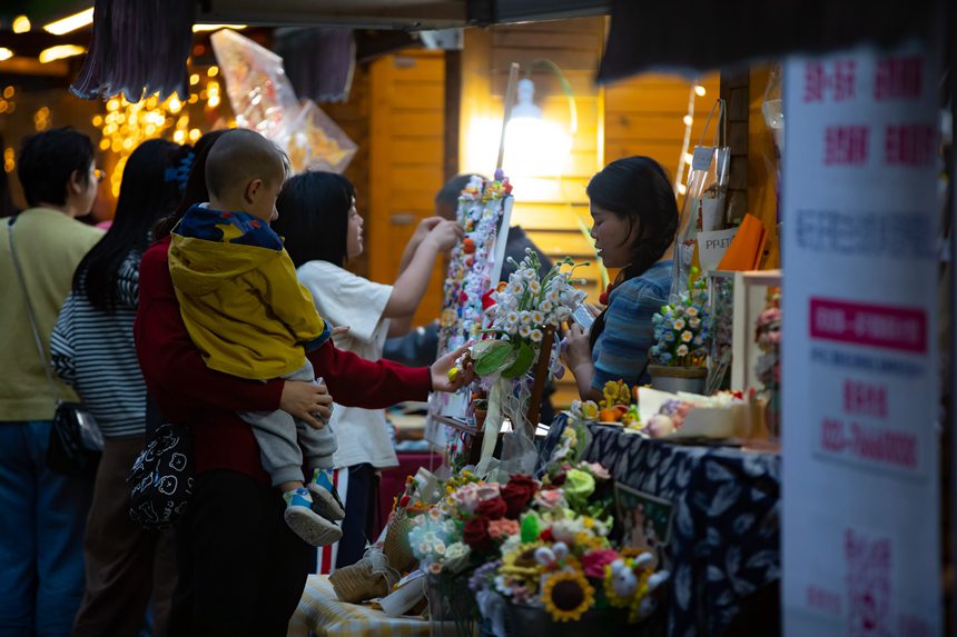 市民在青春集市里游玩。胡程摄