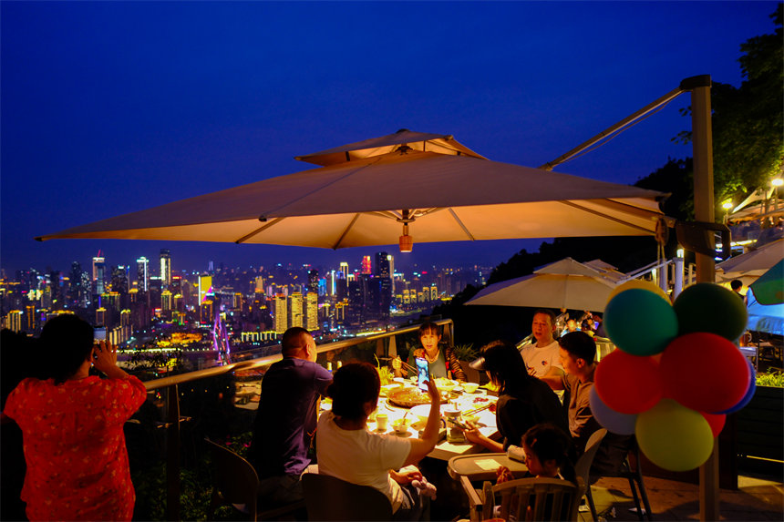 南岸区南山夜景火锅公园，市民品火锅看山城夜景。郭旭摄