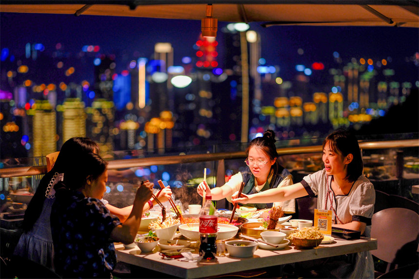 南岸区南山夜景火锅公园，市民品火锅看山城夜景。郭旭摄