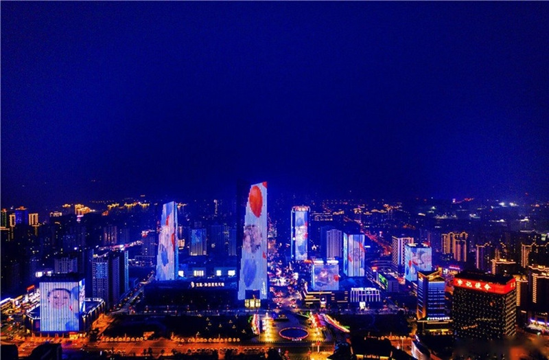 龙城天街夜间全景。铜梁区文旅委供图