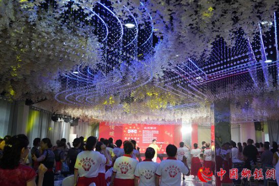河南淮滨县城乡互助慈善协会载歌载舞共庆六周
