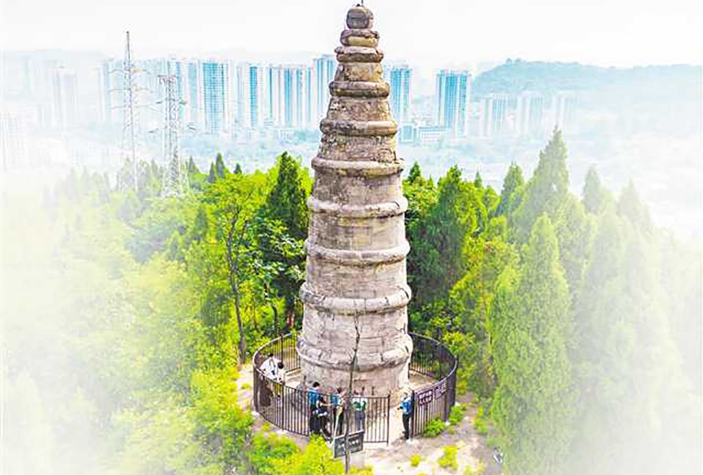 6月9日，大足区南山山顶，南塔（文峰塔）。本版图片除署名外均由见习记者 尹诗语 摄
