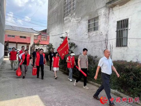 河南淮滨县防胡镇党委书记张其勇端午节前看望