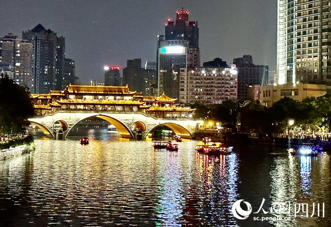 今年端午期间，夜游锦江的游客络绎不绝。 人民网记者 王波摄