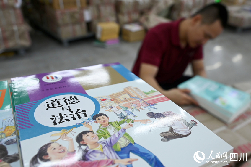 清点整理新学期教材。兰自涛摄