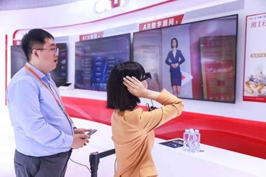 在工商银行展台，数字员工“工晓伴”与观展游客互动。受访者供图