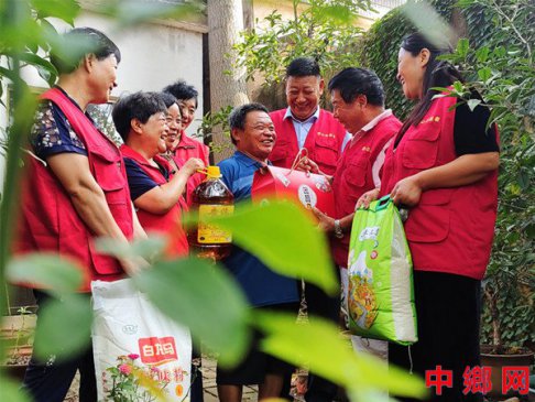 山东郯城：99公益日志愿者登门“益”起做善事