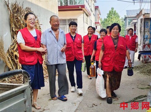 山东郯城：志愿者情系烈士父母