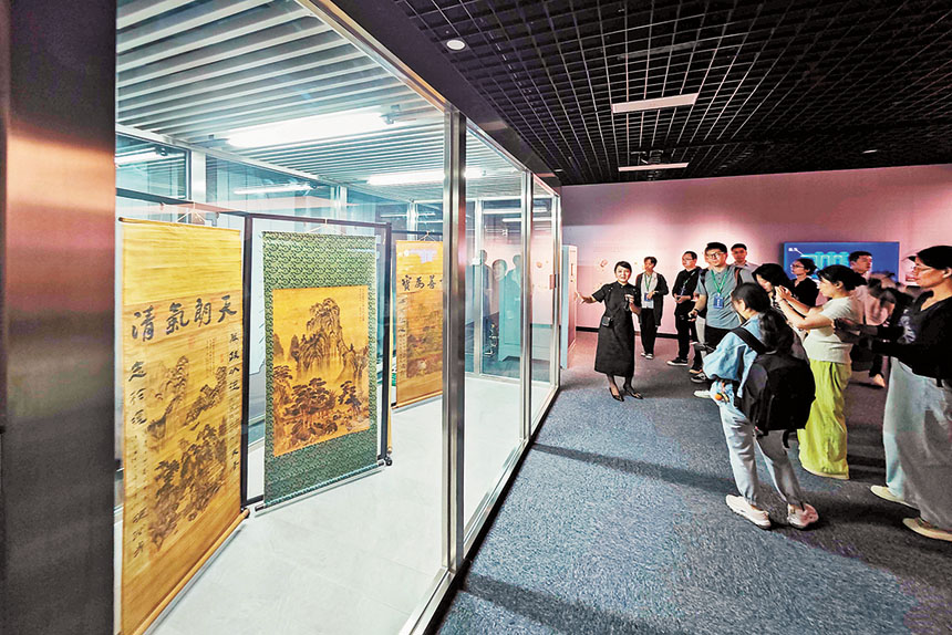 9月27日，南岸区丹龙路国家文物保护装备产业基地，“制器为先：文物保护技术装备应用展”开幕。 图为高气密恒湿洁净低氧库房。