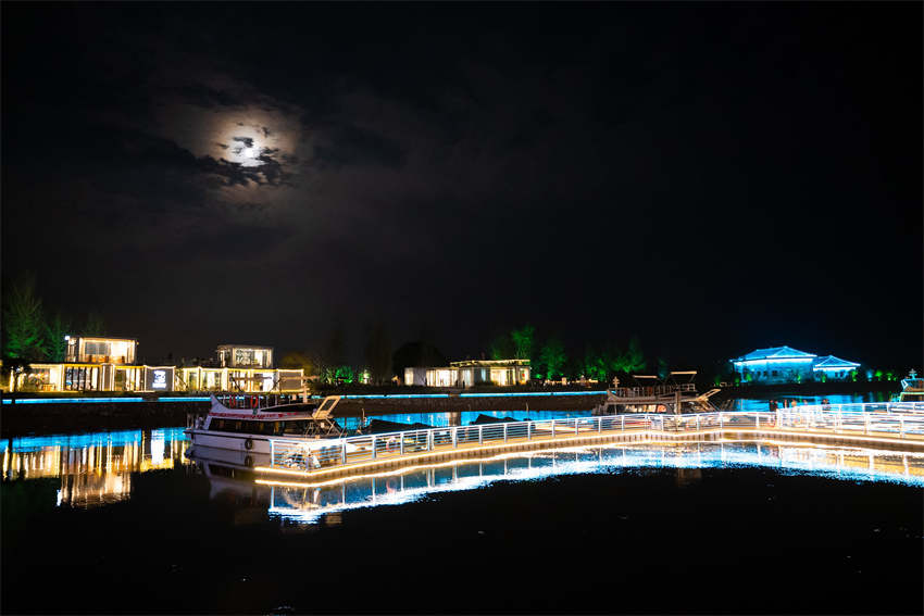 烘云托月夜色美。东部新区供图