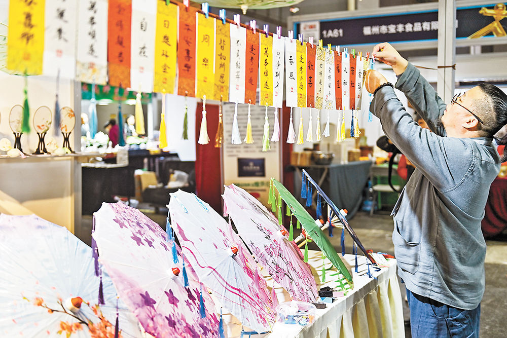 11月16日，南坪国际会展中心，第十二届重庆国际文化产业博览会暨巴渝文化传承发展名品展现场，各种文创产品琳琅满目。