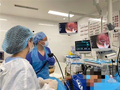 华西医院团队为洋洋进行菌群移植治疗 图据四川大学华西医院