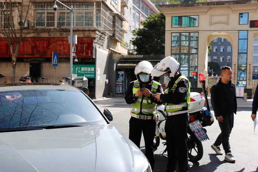 雅安交警正在对违停车辆进行查处。受访者供图