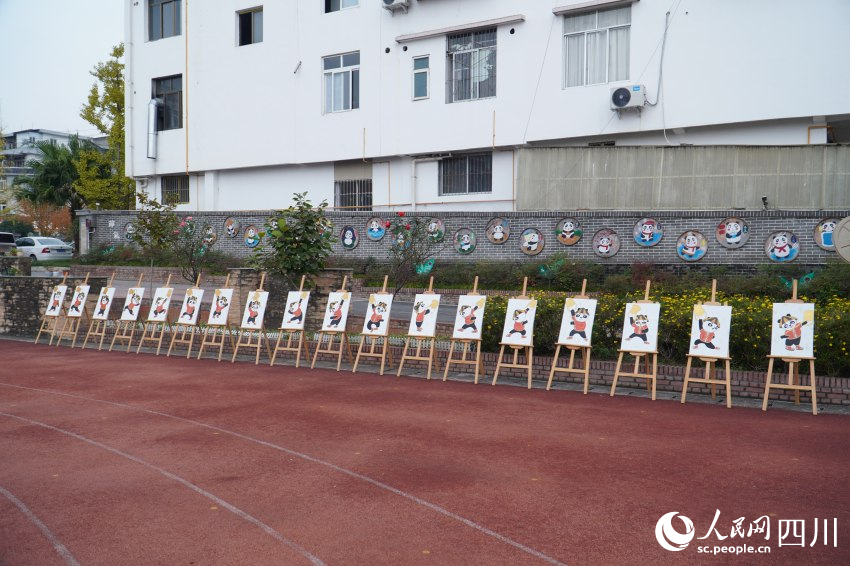 在校园文化墙区域展示的二十四节气竹匾创意绘画、“龙行十八式”茶技组图。人民网 赵祖乐摄