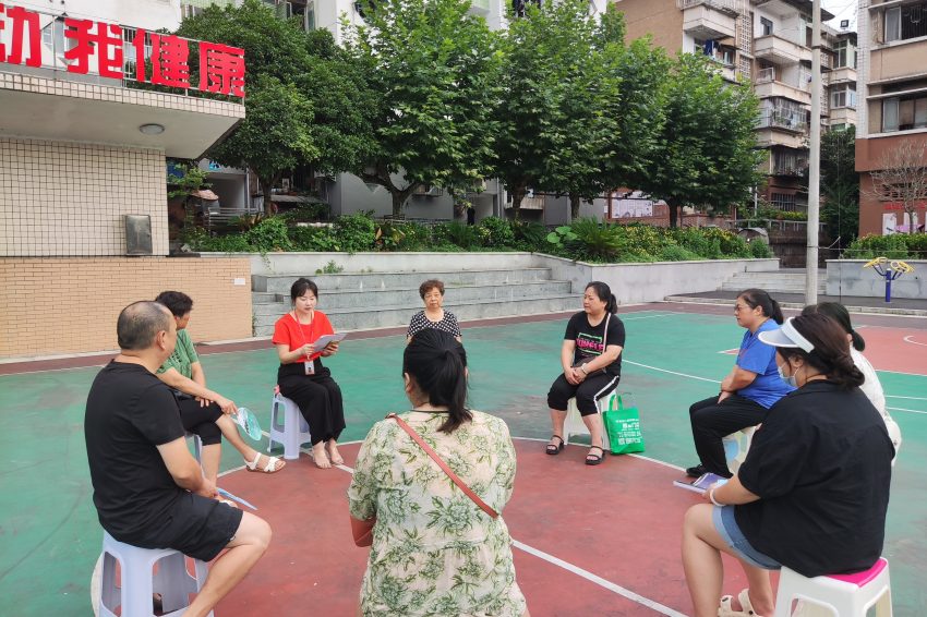 社区工作人员到雅化小区开展反诈、燃气安全知识宣传。受访者供图