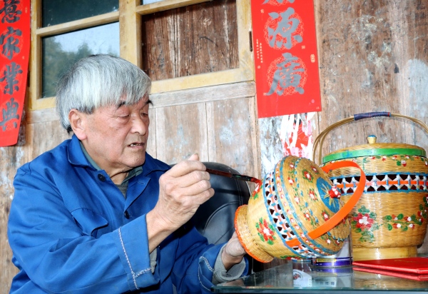 给小竹提篓画上花朵。李诗素摄