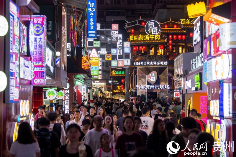 6月21日，贵阳青云市集内游人如织。人民网记者 翁奇羽摄