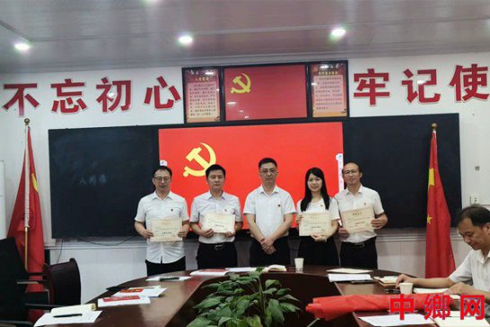 湖南宁远县印山小学党支部：开展“唱支赞歌给